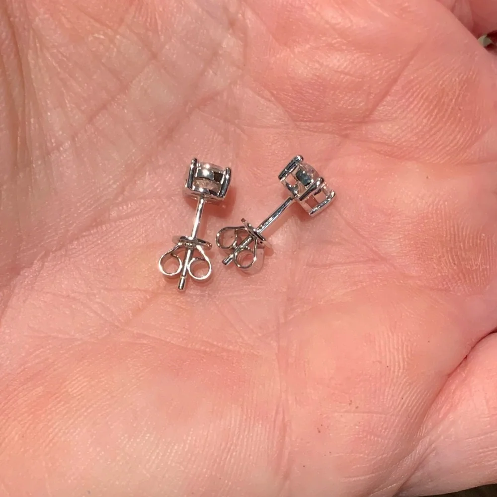 Beautiful 1 cttw Moissanite earrings - Picture 4 of 7